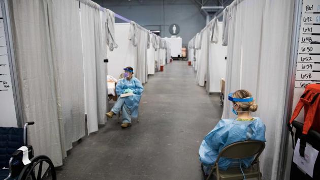 Soldiers assigned to the Javits New York Medical Station monitor coronavirus disease (COVID-19) patients in the facility’s intensive care unit in the Manhattan borough of New York City, U.S., April 4, 2020. (VIA REUTERS) Soldiers assigned to the Javits New York Medical Station monitor coronavirus disease (COVID-19) patients in the facility’s intensive care unit in the Manhattan borough of New York City, U.S., April 4, 2020. (VIA REUTERS)