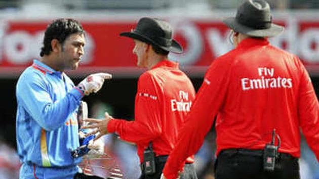 Dhoni was not happy with the umpires(Twitter) Dhoni was not happy with the umpires(Twitter)