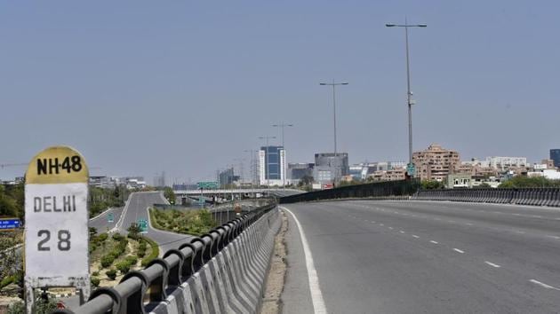 An empty stretch along NH 48 near IFFCO Chowk, on day thirteen of the 21-day nationwide lockdown to curb the spread of coronavirus.(Sanjeev Verma/ Hindustan Times)