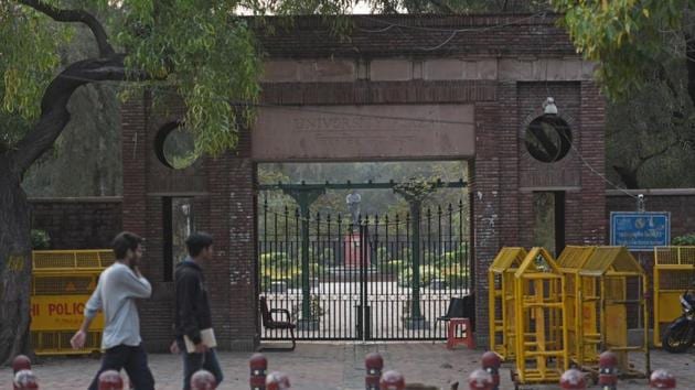 A deserted view of Delhi University as the University has been closed after the order of Delhi government as a precautionary measure against coronavirus.(Sanchit Khanna/ Hindustan Times)