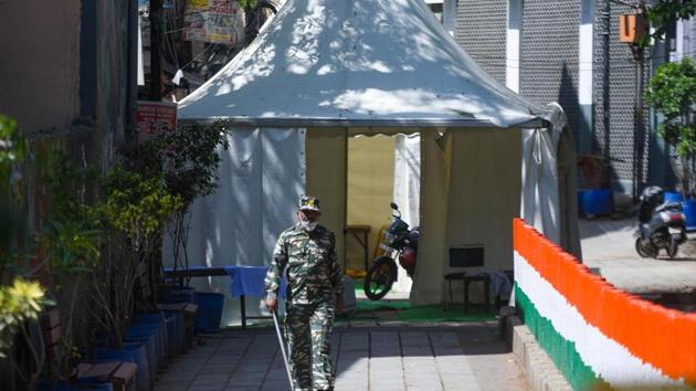 A paramilitary personnel seen at the cordoned off entry route to the Tablighi Jamaat’s Alami Markaz Banglewali Masjid building.(Amal KS/ Hindustan Times) A paramilitary personnel seen at the cordoned off entry route to the Tablighi Jamaat’s Alami Markaz Banglewali Masjid building.(Amal KS/ Hindustan Times)