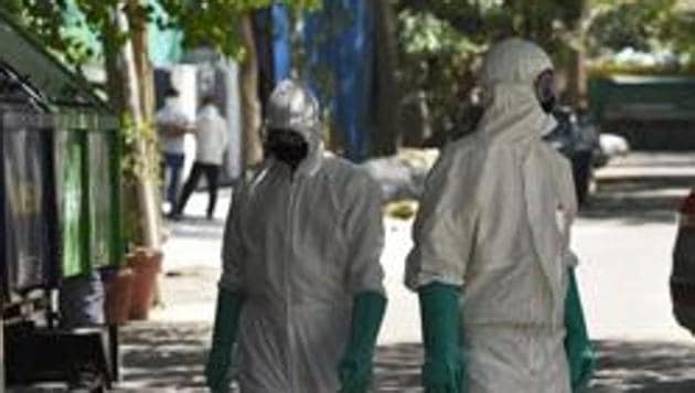 The South Delhi Municipal Corporation public health department field workers arrive with a team of doctors and inspectors, Defence Colony, New Delhi, April 6, 2020(Burhaan Kinu/HT PHOTO)