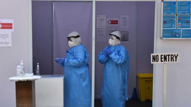 Medics in PPE kits during a demonstration on taking samples from Covid-19 suspected patients in New Delhi(Sanchit Khanna/HT PHOTO)