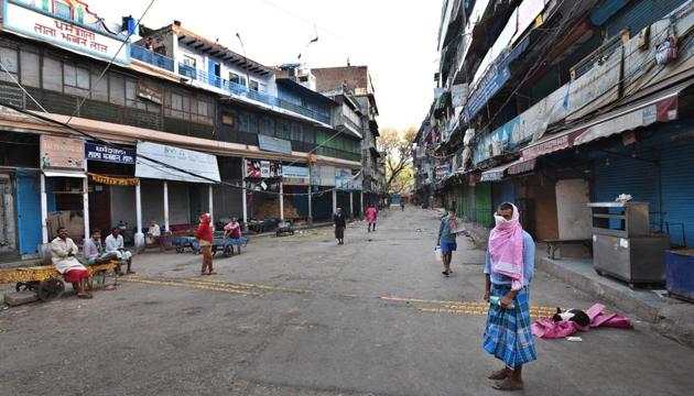 Labourers amid shuttered shops in the Sadar Bazaar market, on day fourteen of the 21 day nationwide lockdown to check the spread of coronavirus, near New Delhi Railway Station in New Delhi, India, on Tuesday, April 7, 2020.(Ajay Aggarwal/HT photo)