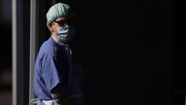 A member of medical staff is seen at an NHS coronavirus disease (Covid-19) testing facility, as the spread of the coronavirus disease (Covid-19) continues, Wolverhampton, Britain, April 7, (Reuters photo) A member of medical staff is seen at an NHS coronavirus disease (Covid-19) testing facility, as the spread of the coronavirus disease (Covid-19) continues, Wolverhampton, Britain, April 7, (Reuters photo)