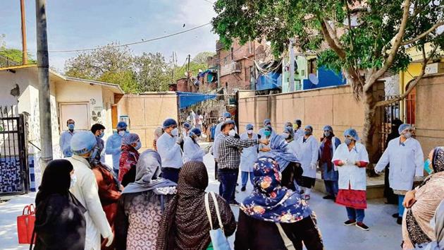 The volunteers, guided by Delhi government doctors, were armed with N-95 masks, surgical gloves, caps, and bottles of sanitizers. (HT Photo) The volunteers, guided by Delhi government doctors, were armed with N-95 masks, surgical gloves, caps, and bottles of sanitizers. (HT Photo)