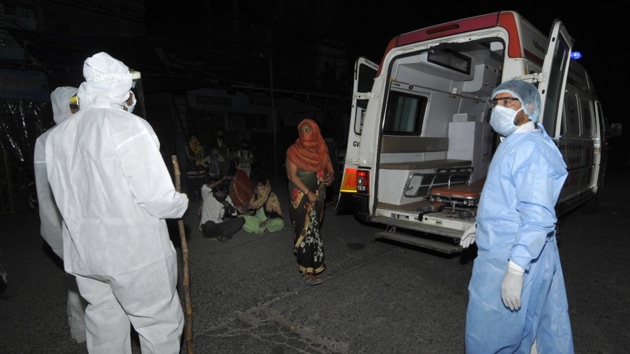 Around 200 slum dwellers from Noida’s Sector 8 were shifted to the government quarantine centre in Greater Noida late Tuesday night. (Sunil Ghosh/HT PHOTO) Around 200 slum dwellers from Noida’s Sector 8 were shifted to the government quarantine centre in Greater Noida late Tuesday night. (Sunil Ghosh/HT PHOTO)