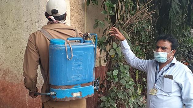 Shyam Mane (right) says that the PMC sanitises 300 to 400 houses daily with sodium hypochlorite.(HT PHOTO)