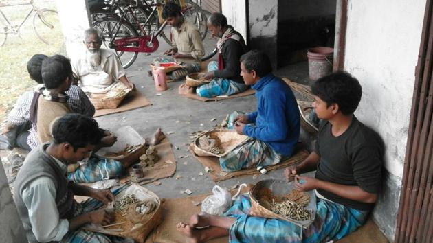 Bidi makers in Murshidababd.(HT FILE PHOTO)