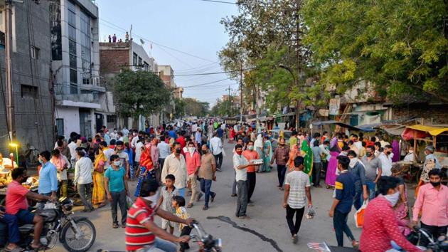 People rush to buy vegetables and essential goods at a market, after the Uttar Pradesh government ordered a complete shutdown of Cocid-19 hotpots in 15 districts till April 15.(PTI) People rush to buy vegetables and essential goods at a market, after the Uttar Pradesh government ordered a complete shutdown of Cocid-19 hotpots in 15 districts till April 15.(PTI)