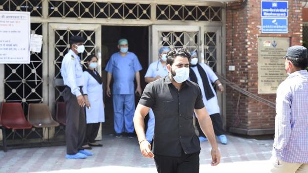 A private security personnel (in black) hired by the hospital, in front of the coronavirus ward at Lok Nayak Jai Prakash (LNJP) Hospital, on day fourteen of the nationwide lockdown to check the spread of coronavirus, in New Delhi. (Arvind Yadav/HT PHOTO) A private security personnel (in black) hired by the hospital, in front of the coronavirus ward at Lok Nayak Jai Prakash (LNJP) Hospital, on day fourteen of the nationwide lockdown to check the spread of coronavirus, in New Delhi. (Arvind Yadav/HT PHOTO)
