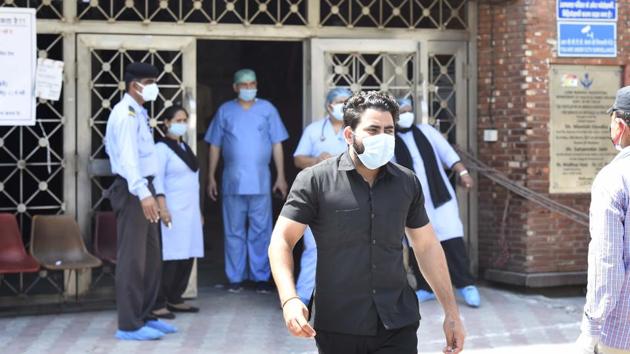 Officials have said that after several states suggested the three-week nationwide lockdown over the coronavirus disease (Covid-19) outbreak should be extended (Arvind Yadav/HT PHOTO) Officials have said that after several states suggested the three-week nationwide lockdown over the coronavirus disease (Covid-19) outbreak should be extended (Arvind Yadav/HT PHOTO)