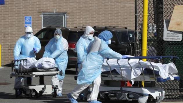 Healthcare workers wheel the bodies of deceased people during the outbreak of the coronavirus disease (COVID-19) in the Brooklyn borough of New York City, New York, US, April 6, 2020.(REUTERS) Healthcare workers wheel the bodies of deceased people during the outbreak of the coronavirus disease (COVID-19) in the Brooklyn borough of New York City, New York, US, April 6, 2020.(REUTERS)