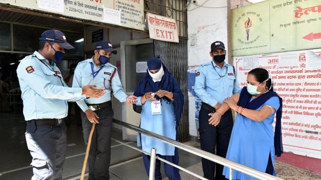 Security personnel seen using hand sanitiser. (Dheeraj Dhawan / Hindustan Times) Security personnel seen using hand sanitiser. (Dheeraj Dhawan / Hindustan Times)