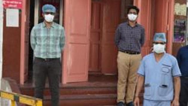 Members of the team tackling coronavirus cases on day eleven of the nationwide lockdown to check the spread of coronavirus, at KGMU in Lucknow, Uttar Pradesh, India on Saturday, April 04, 2020. (Dheeraj Dhawan / Hindustan Times) Members of the team tackling coronavirus cases on day eleven of the nationwide lockdown to check the spread of coronavirus, at KGMU in Lucknow, Uttar Pradesh, India on Saturday, April 04, 2020. (Dheeraj Dhawan / Hindustan Times)