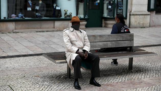 Men sit on a bench at Rossio square, following the coronavirus disease (COVID-19) outbreak, in Lisbon, Portugal April 8, 2020. REUTERS/Rafael Marchante (REUTERS) Men sit on a bench at Rossio square, following the coronavirus disease (COVID-19) outbreak, in Lisbon, Portugal April 8, 2020. REUTERS/Rafael Marchante (REUTERS)