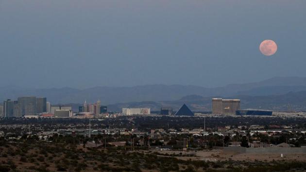 The super pink moon rises over the south end of the Las Vegas Strip in Nevada. It gets its name from the herb moss pink, also known as creeping phlox, moss phlox, or mountain phlox, which is native to the eastern USA and one of the earliest widespread flowers of spring. (Ethan Miller / AFP)