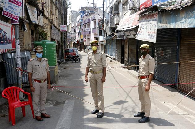 Policemen stand guard at a sealed Lalbagh area during the lockdown amid coronavirus pandemic in Lucknow. (ANI) Policemen stand guard at a sealed Lalbagh area during the lockdown amid coronavirus pandemic in Lucknow. (ANI)