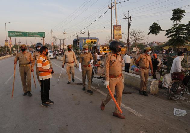 The state government authorities said earlier in the day that corona hotspots in 15 districts of UP, including Varanasi, will remain sealed till April 15.(AP Photo) The state government authorities said earlier in the day that corona hotspots in 15 districts of UP, including Varanasi, will remain sealed till April 15.(AP Photo)