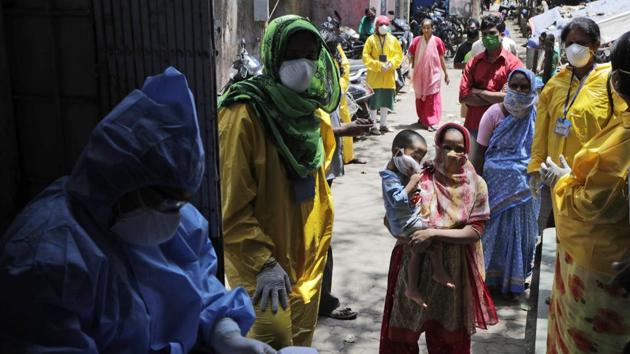 People wait to give their samples to medical staff at a slum area during lockdown to control the spread of the new coronavirus in Mumbai, India, Monday, April 6, 2020.(AP)