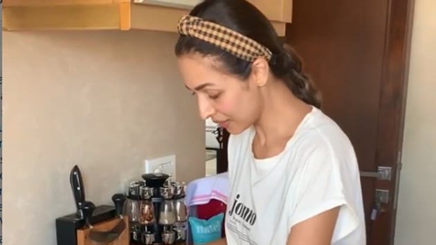 Actor Malaika Arora shows off her cooking skills amid the lockdown.(Photo: Instagram/malaikaaroraofficial)