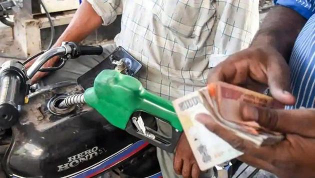 Petrol sales dropped 16.37 per cent to 2.15 million tonnes as the 21-day nationwide lockdown enforced to prevent the spread of Covid-19.(HT File Photo)