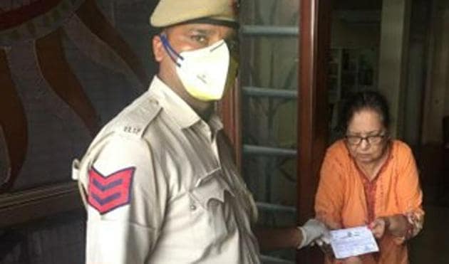 Cops are helping the elderly amid the lockdown, and even acting as counsellors for them. (PHOTO: Twitter/DCPWestDelhi) Cops are helping the elderly amid the lockdown, and even acting as counsellors for them. (PHOTO: Twitter/DCPWestDelhi)
