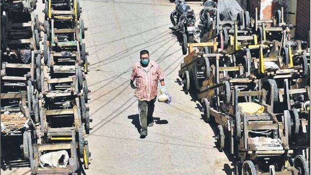 A man walks through Sadar Bazaar, flanked by unused hand carts. (Arvind Yadav/HT PHOTO) A man walks through Sadar Bazaar, flanked by unused hand carts. (Arvind Yadav/HT PHOTO)