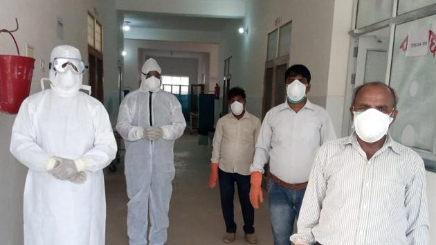 Members of the medical team in their protective gear at the corona level-1 hospital at Kotwa, Prayagraj, Uttar Pradesh . (HT Photo) Members of the medical team in their protective gear at the corona level-1 hospital at Kotwa, Prayagraj, Uttar Pradesh . (HT Photo)