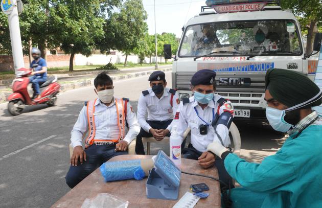 Health workers examining traffic cops in Sector 45, Chandigarh, on Thursday. The checkups are being conducted regularly to monitor the health of cops working at the frontline. (Keshav Singh/HT) Health workers examining traffic cops in Sector 45, Chandigarh, on Thursday. The checkups are being conducted regularly to monitor the health of cops working at the frontline. (Keshav Singh/HT)