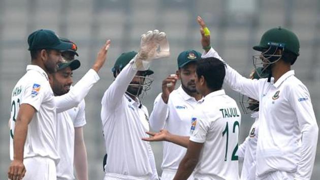 Bangladeshi cricketers celebrate after the dismissal of the Zimbabwe's Kevin Kasuza (unseen).(AFP)