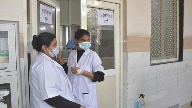 Medical workers outside an isolation ward at a hospital.(Sakib Ali /Hindustan Times)