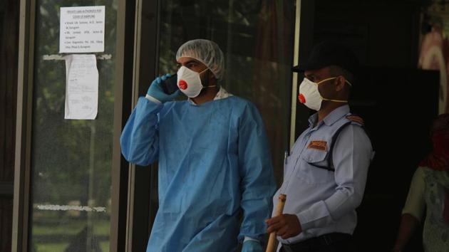 Doctors and medical workers in protective face masks and hairnets at a Covid-19 help desk. (Yogendra Kumar/HT PHOTO) Doctors and medical workers in protective face masks and hairnets at a Covid-19 help desk. (Yogendra Kumar/HT PHOTO)