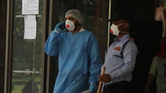 Doctors and medical workers in protective face masks and hairnets at a Covid-19 help in Gurugram. (Yogendra Kumar/HT PHOTO) Doctors and medical workers in protective face masks and hairnets at a Covid-19 help in Gurugram. (Yogendra Kumar/HT PHOTO)