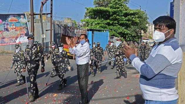 Pune Police flag march from Rajiv Gandhi Zoological Park to Dattanagar amid COVID-19 pandemic on Wednesday. (Ravindra Joshi/HT PHOTO) Pune Police flag march from Rajiv Gandhi Zoological Park to Dattanagar amid COVID-19 pandemic on Wednesday. (Ravindra Joshi/HT PHOTO)