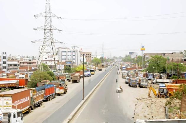 Deserted view of Bypass Rd in Patnha on day fifteen of the 21-day nationwide lockdown to curb the spread of coronavirus.(Santosh Kumar/HT Photo)