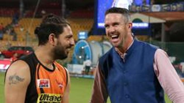 Yuvraj Singh (L) with Kevin Pietersen.