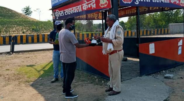 Food packets being distributed.(Twitter/@PaawanKumar)