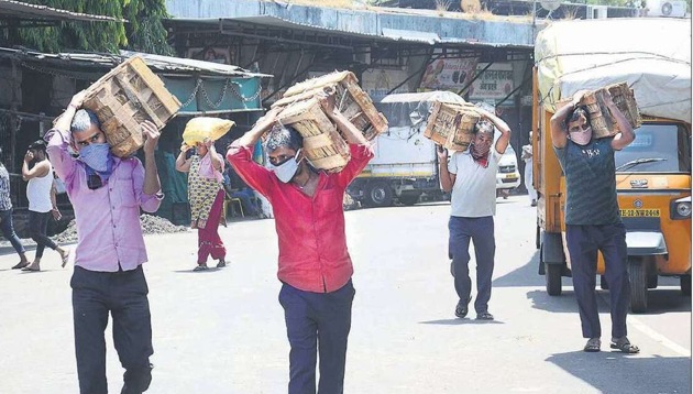 People take home boxes of fruits and vegetables from the Chhatrapati Shivaji Market Yard on Thursday. (Ravindra Joshi/HT PHOTO) People take home boxes of fruits and vegetables from the Chhatrapati Shivaji Market Yard on Thursday. (Ravindra Joshi/HT PHOTO)