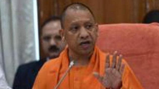 Chief minister Yogi Adityanath made a token transfer of <span class='webrupee'>₹</span>1000 through direct benefit transfer (DBT) to bank account of each of the worker.(HT Photo)