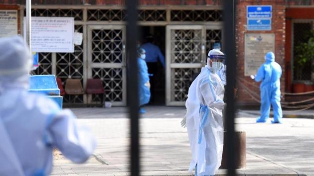 Doctors and other medical staff seen in PPE after a group of people suspected of COVID-19 infection were brought in LNJP hospital(Raj K Raj/ Hindustan Times) Doctors and other medical staff seen in PPE after a group of people suspected of COVID-19 infection were brought in LNJP hospital(Raj K Raj/ Hindustan Times)