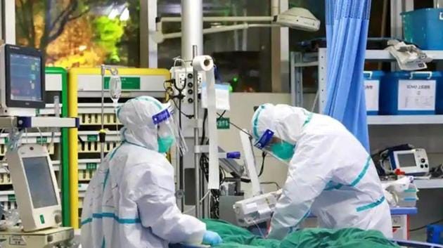 Medical staff in protective suits treat a patient with pneumonia caused by the new coronavirus at the Zhongnan Hospital of Wuhan University, in Wuhan, Hubei province of China on January 28, 2020. (Reuters Photo) Medical staff in protective suits treat a patient with pneumonia caused by the new coronavirus at the Zhongnan Hospital of Wuhan University, in Wuhan, Hubei province of China on January 28, 2020. (Reuters Photo)