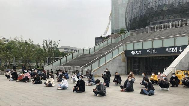 Small shop owners protest demanding rent cut outside shopping mall in Wuhan. (Sarah Chen/Bloomberg) Small shop owners protest demanding rent cut outside shopping mall in Wuhan. (Sarah Chen/Bloomberg)