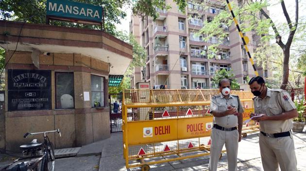 Delhi police personnel stand guard outside the Mansara Apartments. For the first time since the cases linked to Tablighi Jamaat were revealed, the number of fresh contact history-related cases (35) was more than those linked to the Nizamuddin Markaz (4) on Thursday. The total foreign travel and local transmission cases are now 249, and the Markaz cases are 430. (Ajay Aggarwal / HT Photo) Delhi police personnel stand guard outside the Mansara Apartments. For the first time since the cases linked to Tablighi Jamaat were revealed, the number of fresh contact history-related cases (35) was more than those linked to the Nizamuddin Markaz (4) on Thursday. The total foreign travel and local transmission cases are now 249, and the Markaz cases are 430. (Ajay Aggarwal / HT Photo)