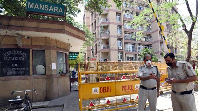 Delhi police personnel stand guard outside Mansara Apartments which has been declared a containment zone in Vasundhara Enclave, New Delhi on April 9, 2020. (Ajay Aggarwal/HT photo) Delhi police personnel stand guard outside Mansara Apartments which has been declared a containment zone in Vasundhara Enclave, New Delhi on April 9, 2020. (Ajay Aggarwal/HT photo)