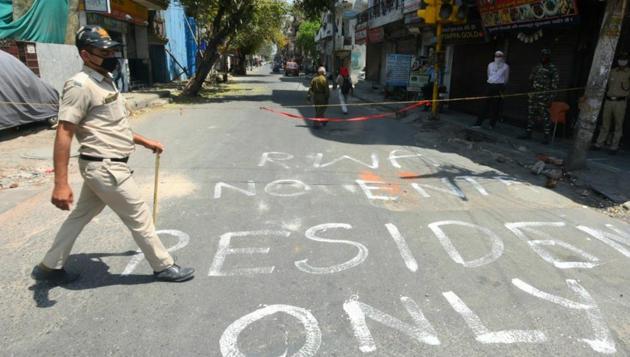 A Delhi Police personnel walks past a street mural by RWA in Dilshad Colony F Block. (HT photo) A Delhi Police personnel walks past a street mural by RWA in Dilshad Colony F Block. (HT photo)