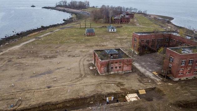 Caskets lined for burial in fresh trenches on New York's Hart Island where the city has hired contract labourers to bury the dead on the island’s potter’s field. In recent days, burial operations have increased from one day a week to five days a week here, with around 24 burials each day compared to the usual 25 a week. (Lucas Jackson / REUTERS) Caskets lined for burial in fresh trenches on New York's Hart Island where the city has hired contract labourers to bury the dead on the island’s potter’s field. In recent days, burial operations have increased from one day a week to five days a week here, with around 24 burials each day compared to the usual 25 a week. (Lucas Jackson / REUTERS)