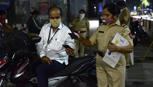 A police official is scanning QR code. The centralised digital pass system implemented in Pune started on March 28 wherein a total of 3.18 lakh requests have been received as of April 9 (HT/PHOTO) A police official is scanning QR code. The centralised digital pass system implemented in Pune started on March 28 wherein a total of 3.18 lakh requests have been received as of April 9 (HT/PHOTO)