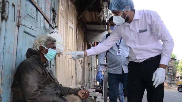 Team of Pune Municipal Corporation wearing a mask to roadside man during home to home survey in Kasba peth amid Covid 19 in Pune. (Ravindra Joshi/HT Photo) Team of Pune Municipal Corporation wearing a mask to roadside man during home to home survey in Kasba peth amid Covid 19 in Pune. (Ravindra Joshi/HT Photo)