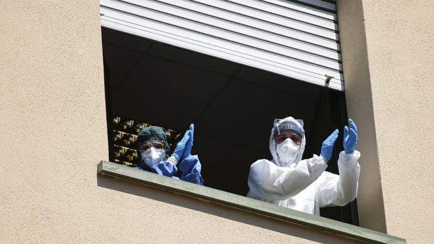 Health workers wearing protective gear applaud as they take part in a flash mob at the Pavullo hospital near Modena, on April 9, 2020 during the country's lockdown aimed at curbing the spread of the COVID-19 infection, caused by the novel coronavirus. - The flash mob, organized by the Regional Civil Protection Agency aimed at, with its officials, employees and volunteers, thanking all those who are engaged daily to manage and overcome the emergency related to the coronavirus pandemic. (Photo by Piero CRUCIATTI / AFP) (AFP) Health workers wearing protective gear applaud as they take part in a flash mob at the Pavullo hospital near Modena, on April 9, 2020 during the country's lockdown aimed at curbing the spread of the COVID-19 infection, caused by the novel coronavirus. - The flash mob, organized by the Regional Civil Protection Agency aimed at, with its officials, employees and volunteers, thanking all those who are engaged daily to manage and overcome the emergency related to the coronavirus pandemic. (Photo by Piero CRUCIATTI / AFP) (AFP)